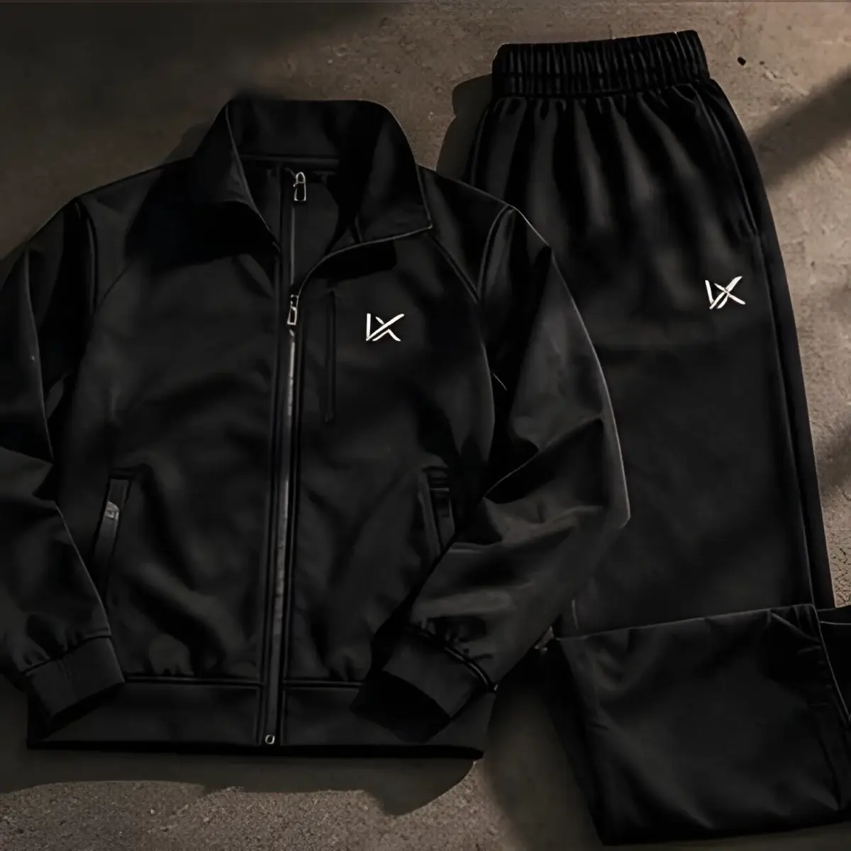 Chándal negro de chaqueta y pantalón con logo