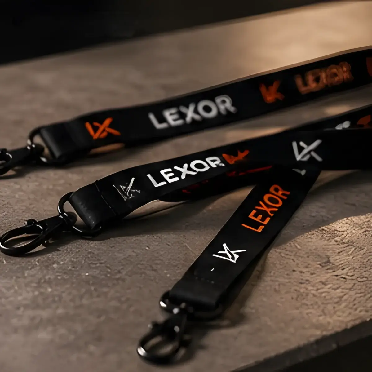 Lanyards negros con logo en blanco y naranja