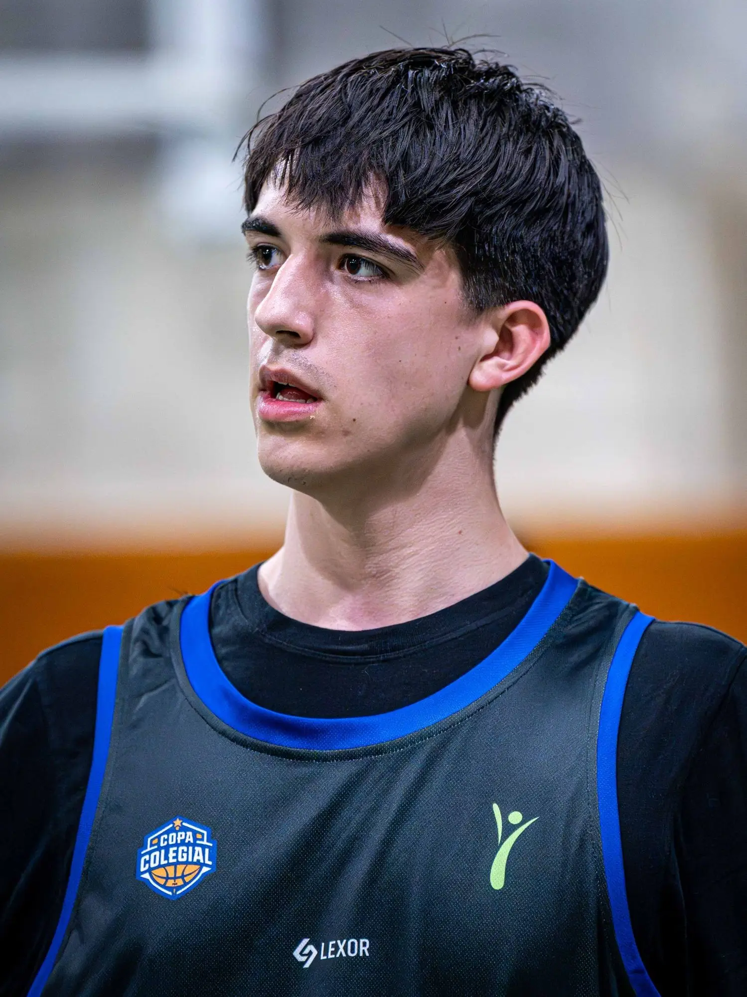 Equipacions grogues i negres amb nom i dorsal per a la Copa Colegial