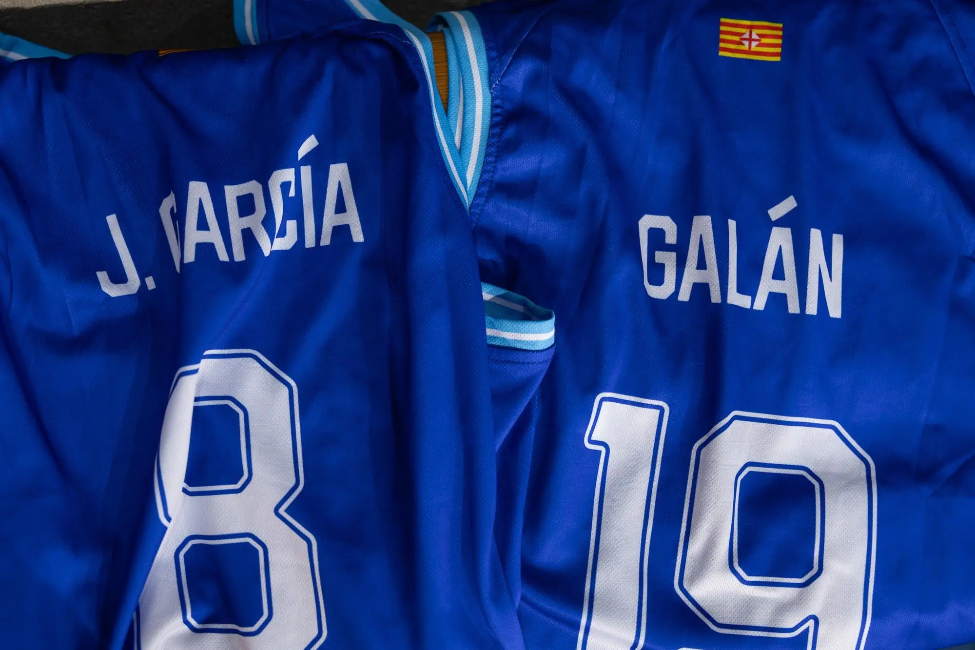 Samarretes blaves de joc amb nom i dorsal personalitzats