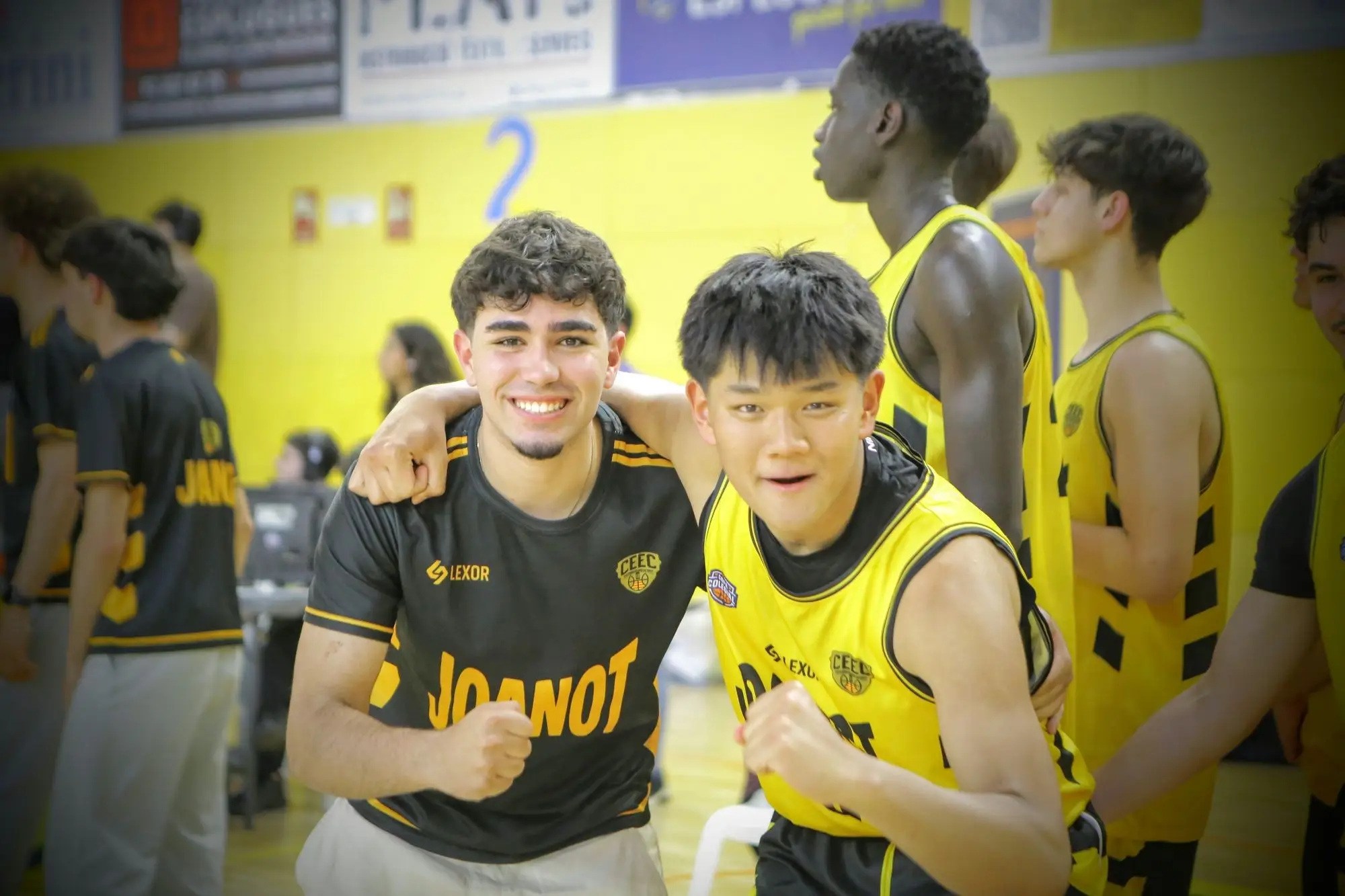 Jugadors amb les equipacions de bàsquet de l'Institut Joanot Martorell i de la Copa Colegial
