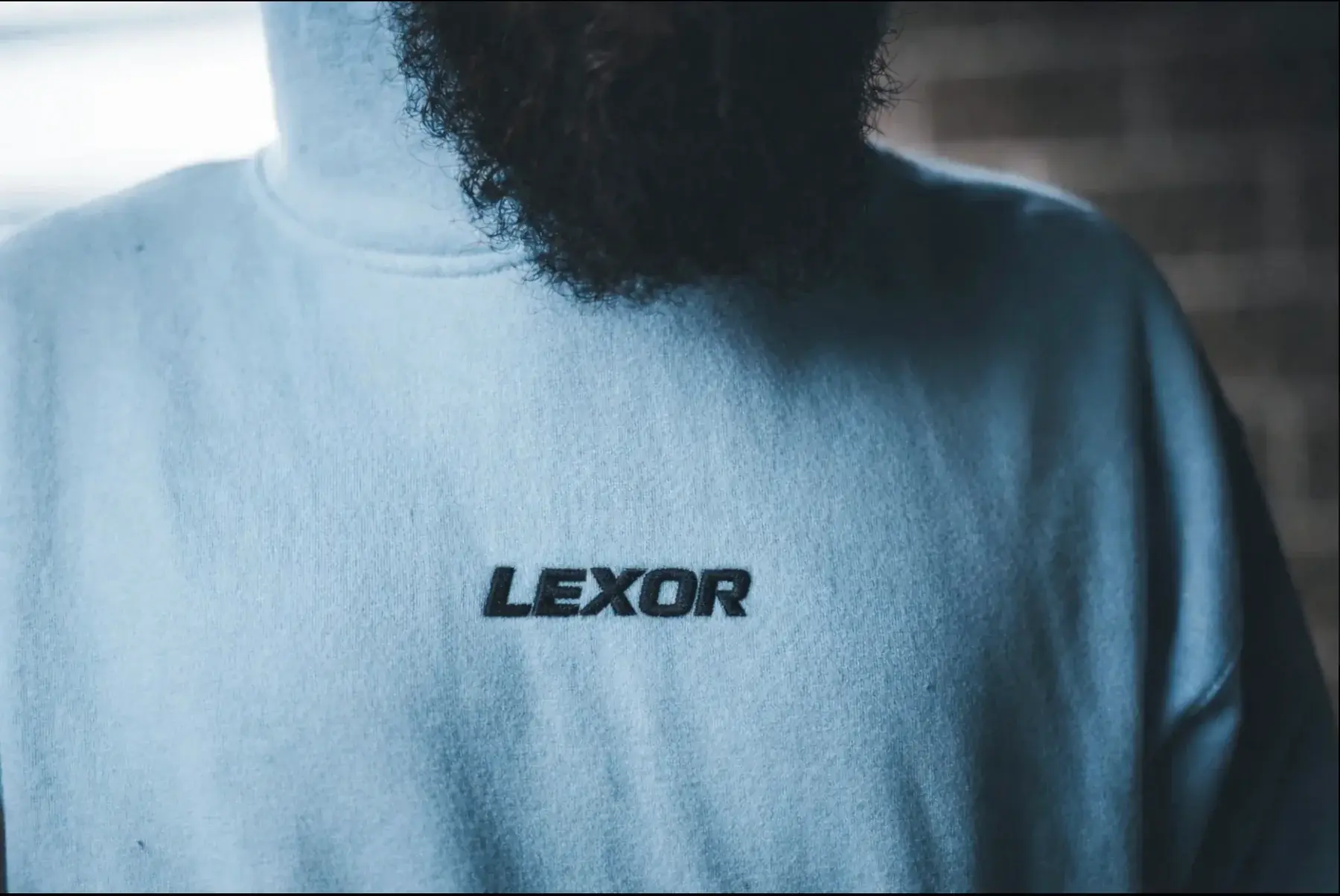 Dessuadora negra amb el logo de Lexor brodat
